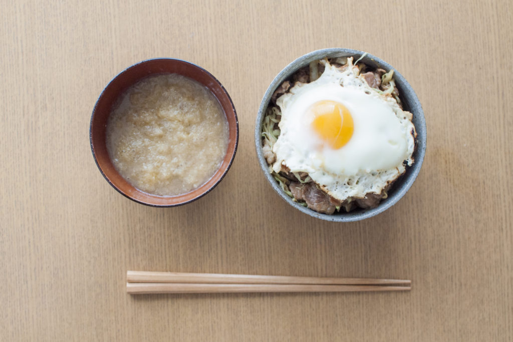 「豚とキャベツの照り玉丼」完成