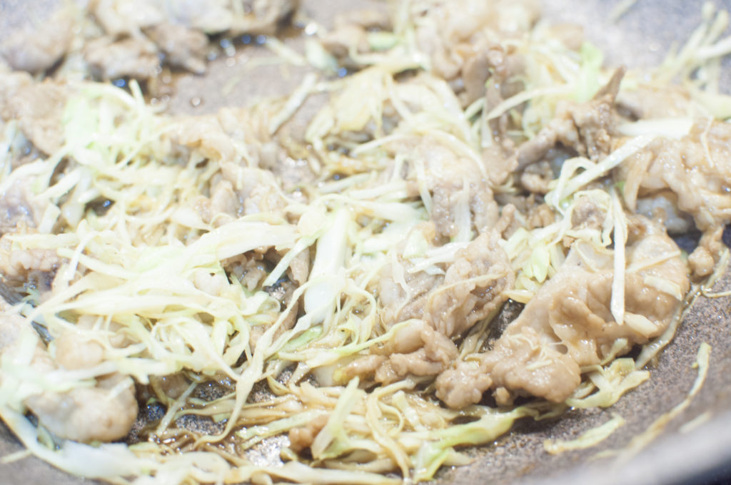 豚肉とキャベツをサッと混ぜ合わせる