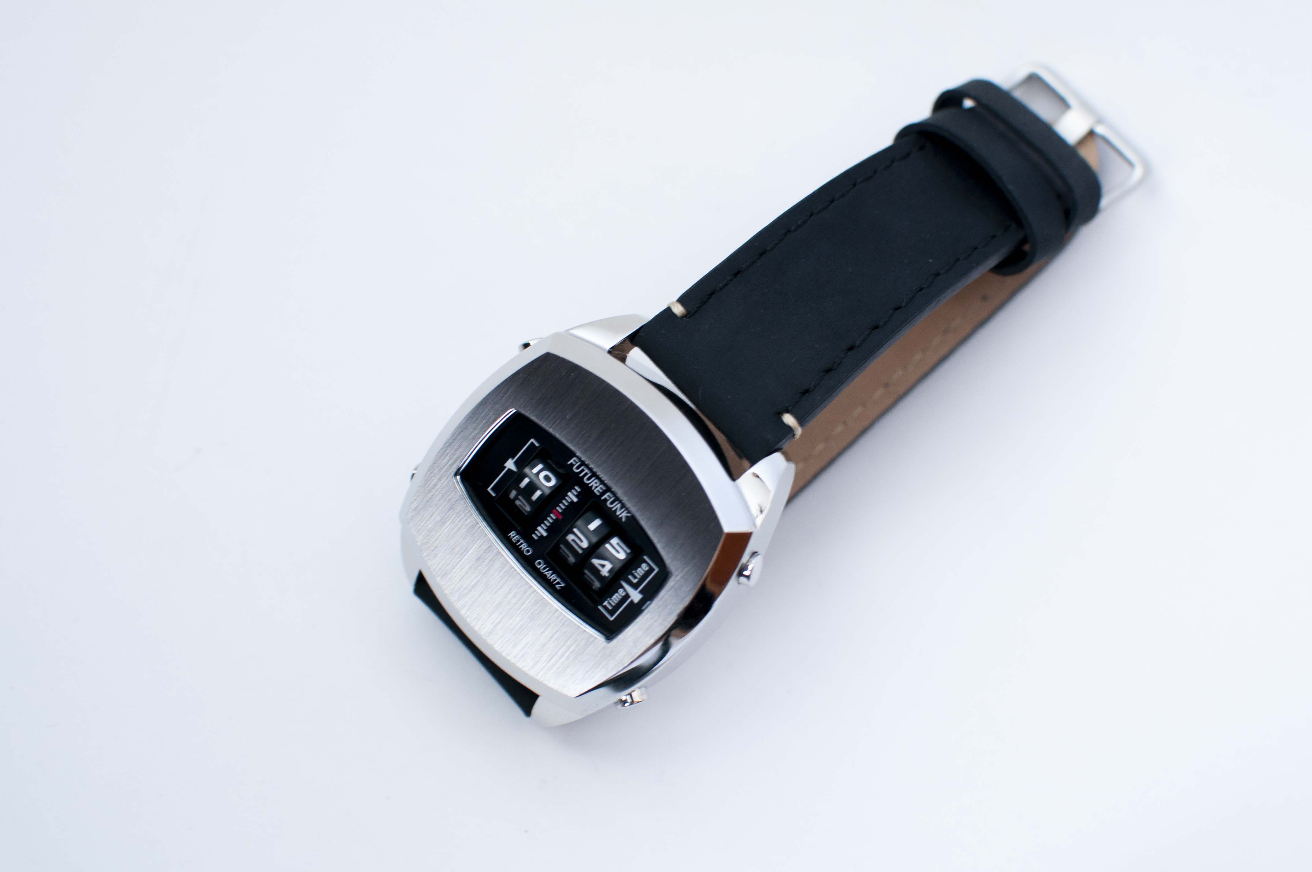 レトロな趣きと未来的な格好よさが融合した、ローラー・ディスク式の腕時計｜アナログ・デジタルウォッチ FUTURE FUNK –  nichiMAG（ニチマグ）